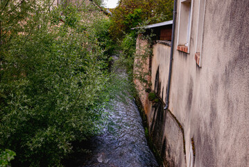 au milieu coule une riviere
