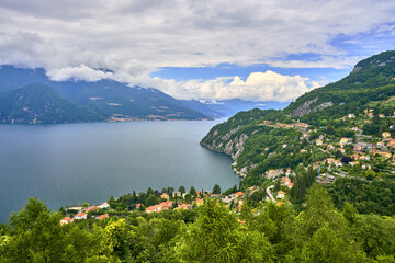 Fototapeta premium a scenic valley in italy with lots of greenery and hills