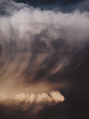 Obraz premium Wispy cloud stretches high at sunset