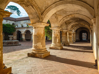 Naklejka premium the courtyard of an old building where people are walking around