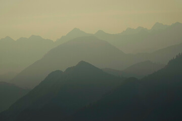 Naklejka premium Blick vom Dobratsch in Kärnten in Österreich am Morgen im Herbst