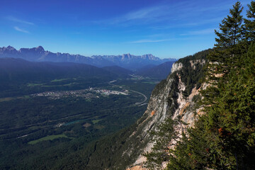 Obraz premium Auf dem Dobratsch in Kärnten in Österreich mit Blick auf die Rote Wand 