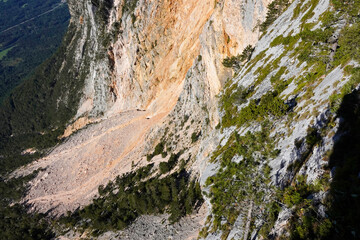Obraz premium Auf dem Dobratsch in Kärnten in Österreich mit Blick auf die Rote Wand 