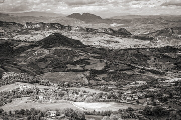 Paysage vallonné de la région des Marches en Italie