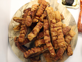 torreznos de cerdo con su corteza