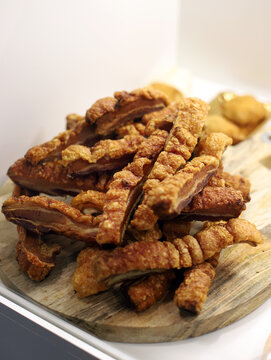 raci&oacute;n de torreznos de cerdo fritos