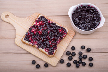 ブルーべリージャムとパンとブルーべりの実