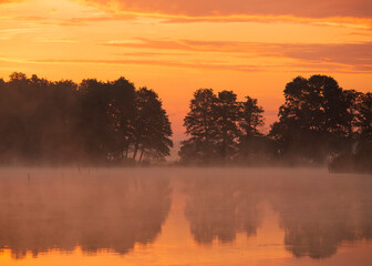 Wiosenny, mglisty poranek nad stawem, wschód słońca. © mycatherina