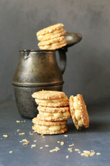 Mandelpl&auml;tzchen gef&uuml;llt mit Vanillecreme