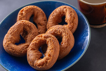 美味しそうなお皿のドーナツ