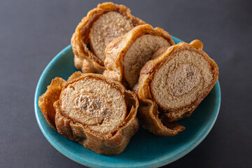 甘くて美味しいお皿の上のロールケーキ