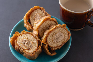 甘くて美味しいお皿の上のロールケーキ