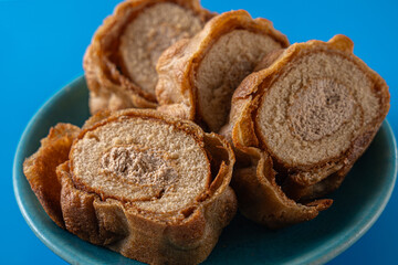 甘くて美味しいお皿の上のロールケーキ