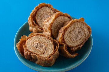 甘くて美味しいお皿の上のロールケーキ