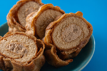 甘くて美味しいお皿の上のロールケーキ