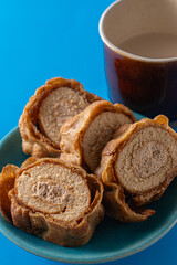 甘くて美味しいお皿の上のロールケーキ