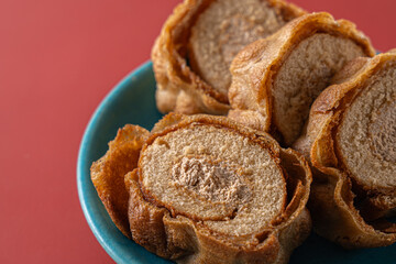 甘くて美味しいお皿の上のロールケーキ