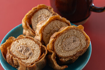 甘くて美味しいお皿の上のロールケーキ