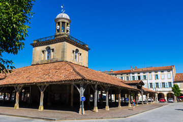 Halle centrale et son beffroi de l’ancienne bastide royale de Revel