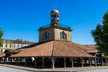 Halle centrale et son beffroi de l’ancienne bastide royale de Revel