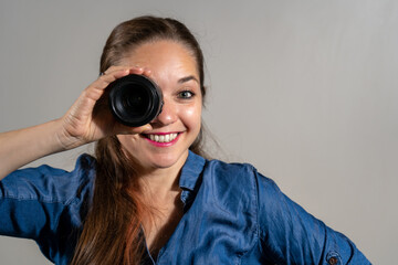  Mujer mirando a través de un lente de fotografía digital. Fotografia con copy space y fondo...