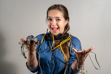 Mujer teniendo problemas técnicos con la tecnología de la computación. Fotografía conceptual	
