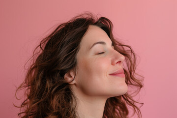 Naklejka premium A close up of a woman's face with her eyes closed looking to a side