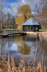 Fototapeta premium Pavillon am Schlossparkteich im Schlosspark in Gemmingen im Kraichgau, Landkreis Heilbronn, Baden-Württemberg; Süddeutschland, Deutschland, Europa.