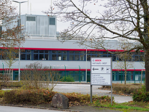 Bosch Werk WEST with the entrance in front as seen from the street "Zum Lappentascher Hof" with the striking red line across the front.