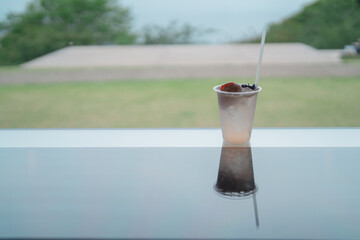 海沿いのテラス席で飲むさわやかなドリンク