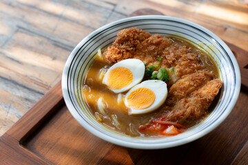 Japanese curry Udon with Tonkutsu serve on wood plate.