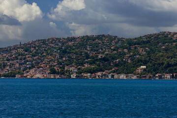 Fototapeta premium Turquoise blue sea water. View of the Bosphorus in Istanbul city on sunny summer day, in a public place.