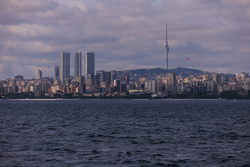 Obraz premium Turquoise blue sea water. View of the Bosphorus in Istanbul city on sunny summer day, in a public place.