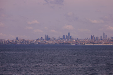 Naklejka premium Turquoise blue sea water. View of the Bosphorus in Istanbul city on sunny summer day, in a public place.