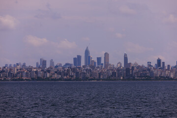 Naklejka premium Turquoise blue sea water. View of the Bosphorus in Istanbul city on sunny summer day, in a public place.