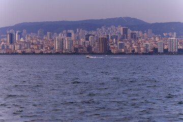 Obraz premium Pink and orange sky at sunset in the evening. Seascape overlooking the coast in the city of Istanbul