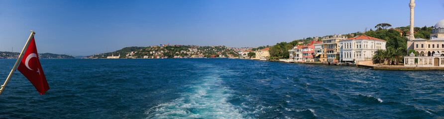 Obraz premium Turquoise blue sea water. View of the Bosphorus in Istanbul city on sunny summer day, in a public place.