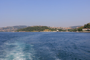 Naklejka premium Turquoise blue sea water. View of the Bosphorus in Istanbul city on sunny summer day, in a public place.