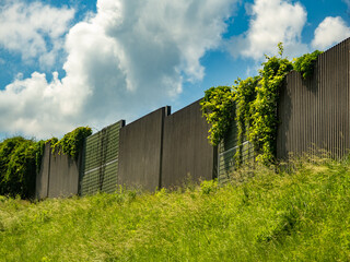 Lärmschutzwand um ein Wohngebiet