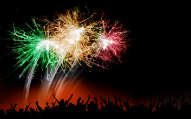 Festival mit Feuerwerk bei Nacht