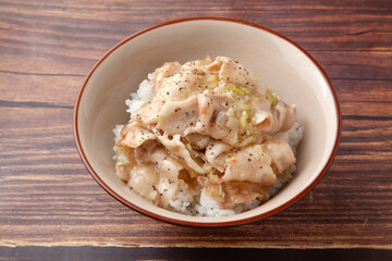 豚肉のねぎ塩丼
