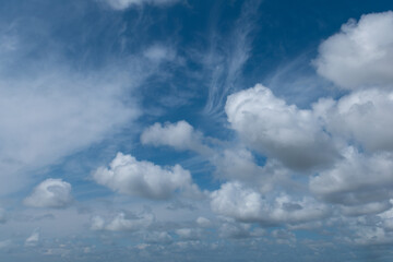 ciel bleu couvert de nuages blancs