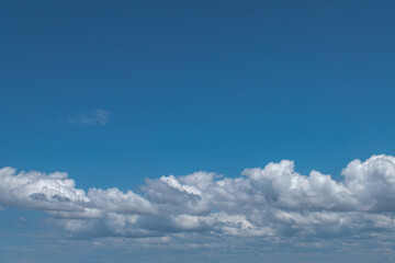 nuages blancs bas sur fond de ciel bleu