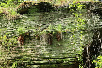 platten von steinen sind zu einem felsen gestapelt