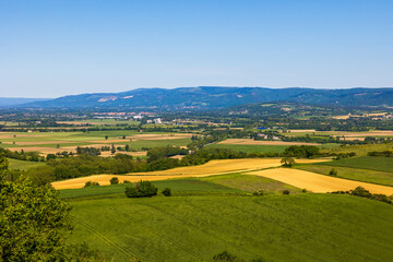 Obraz premium Panorama sur les coteaux et collines du Lauragais ainsi que sur la Montagne Noire depuis les anciens remparts de Saint-Félix-Lauragais