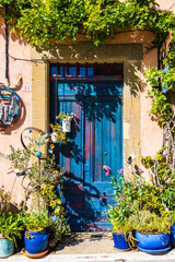 Façade des maisons anciennes autour de la Place de la Mairie, au cœur de la bastide formée par...