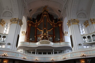 Ein Blick in die Hamburger St. Michaelis-Kirche offenbart ein beeindruckendes Kirchenschiff und fünf Orgeln. Der Kirchturm bietet einen der besten Ausblicke	