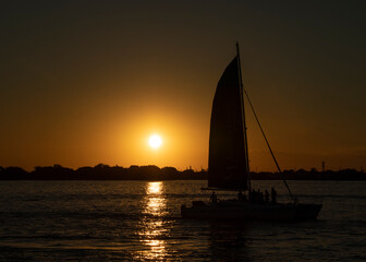 p&ocirc;r do sol no rio Gua&iacute;ba - Porto Alegre