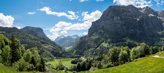 Vorarlberg, Österreich: Alpenpanorama im Frühling