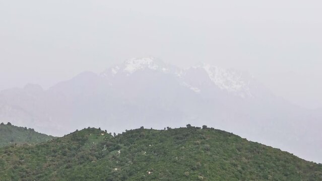 Montagnes Corse au mileu de la brume